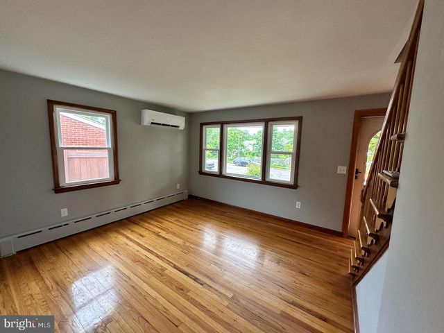 320 BARCLAY AVE, Morrisville, PA 19067