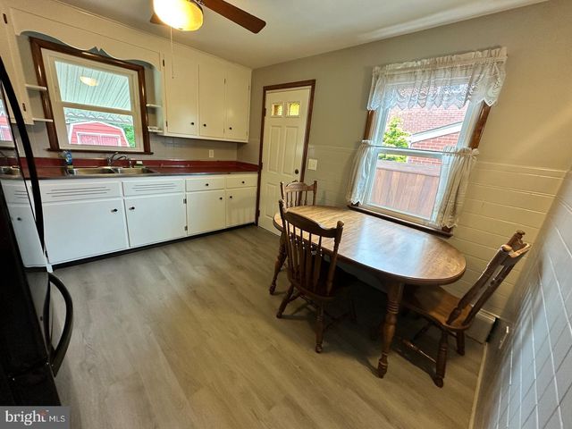 320 BARCLAY AVE, Morrisville, PA 19067