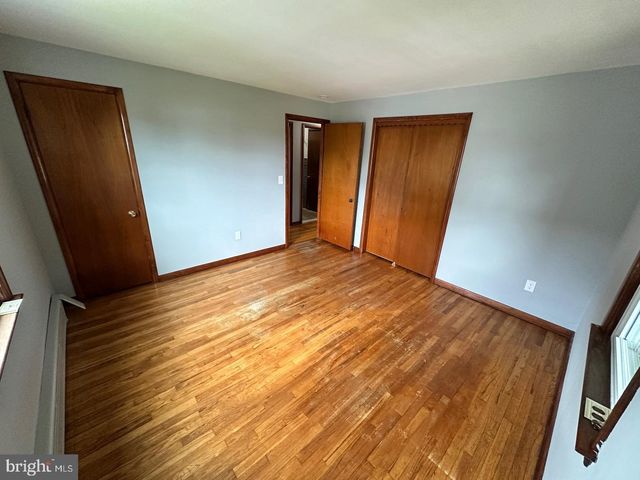 320 BARCLAY AVE, Morrisville, PA 19067