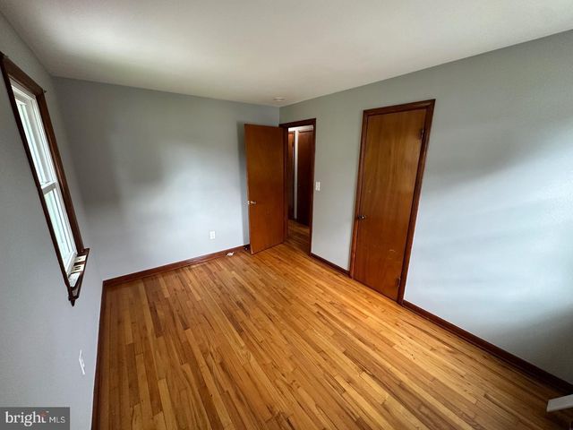 320 BARCLAY AVE, Morrisville, PA 19067