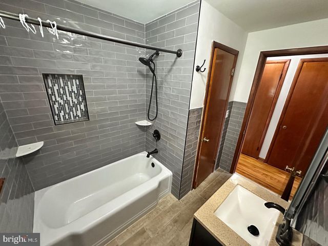 320 BARCLAY AVE, Morrisville, PA 19067