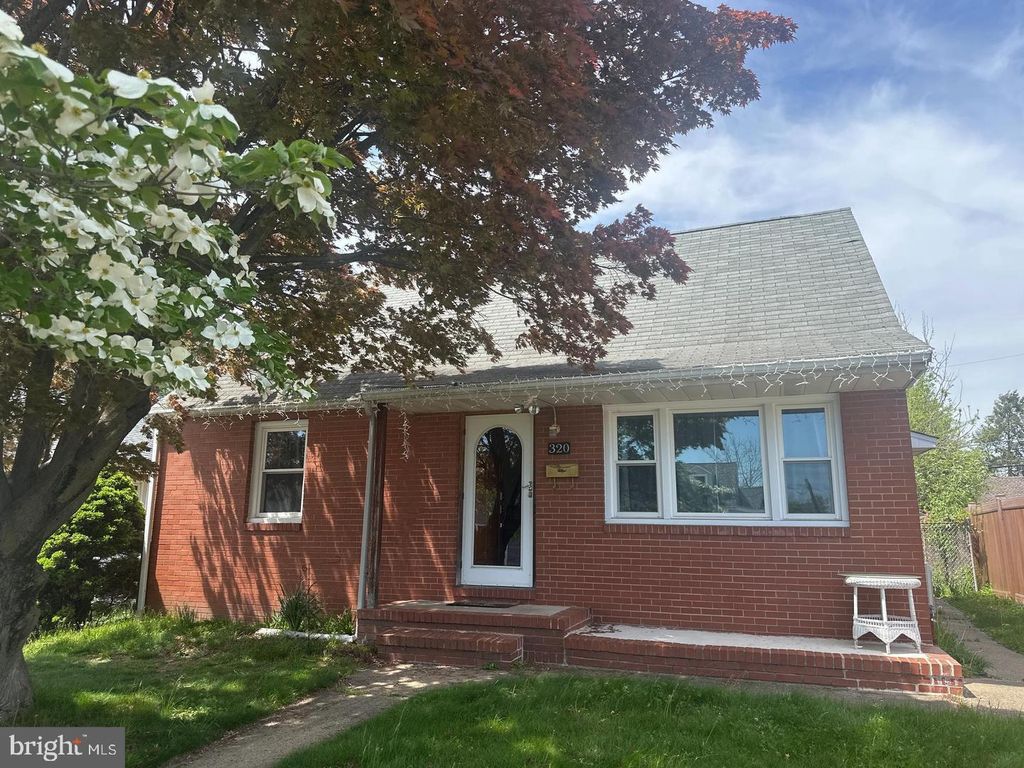 320 BARCLAY AVE, Morrisville, PA 19067