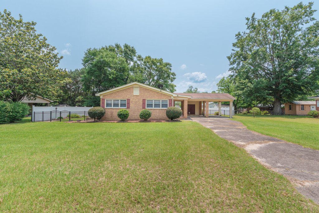61 Bignon Street, Barnwell, SC 29812