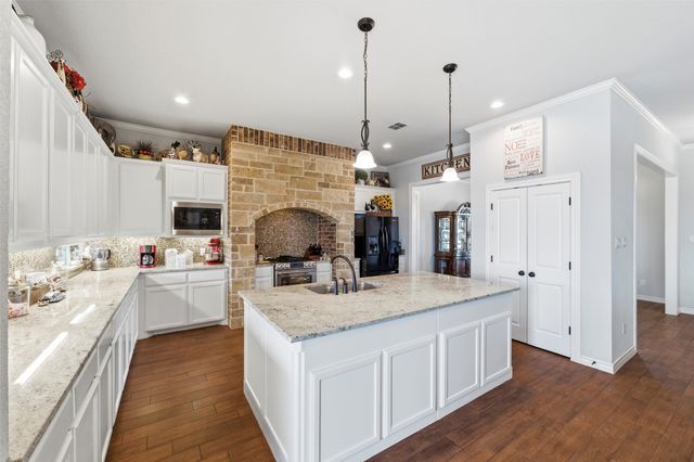 5660 Posada Drive, Fort Worth, TX 76036