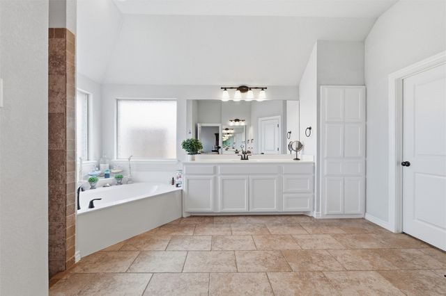 5660 Posada Drive, Fort Worth, TX 76036