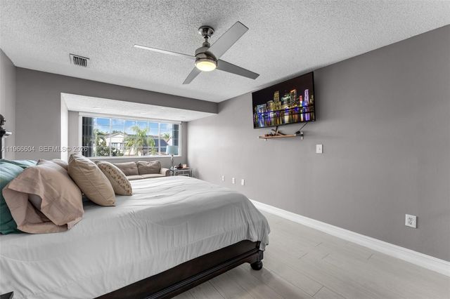 15416 SW 99th Ln, Miami, FL 33196