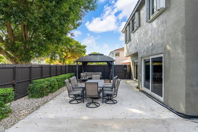 15416 SW 99th Ln, Miami, FL 33196