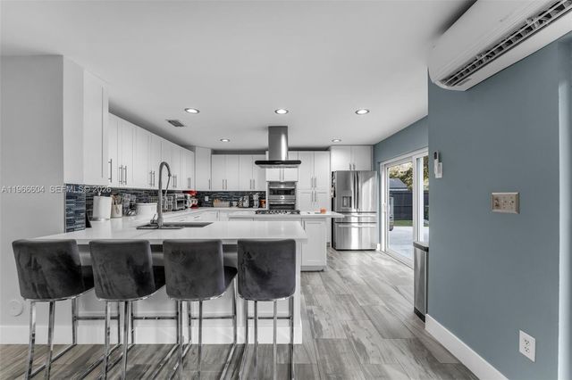 15416 SW 99th Ln, Miami, FL 33196