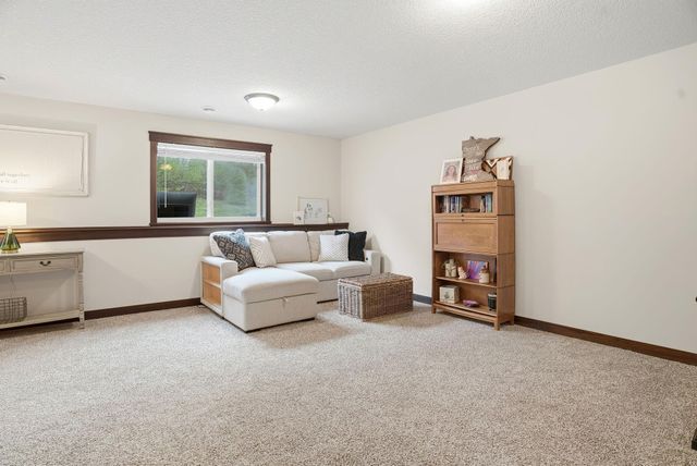 9112 Hamlet Avenue S, Cottage Grove, MN 55016