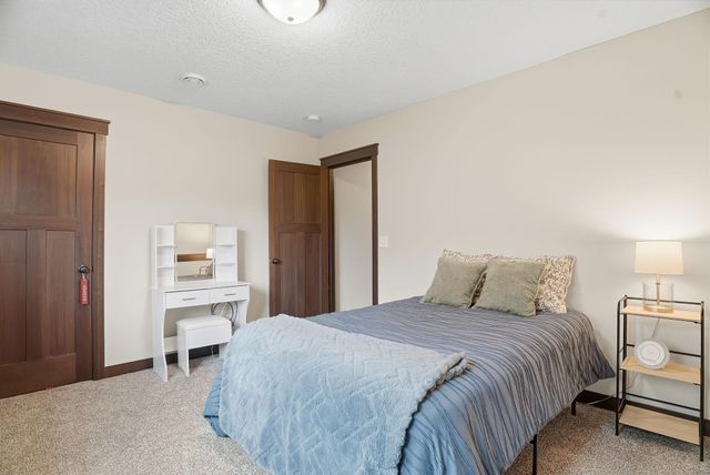 9112 Hamlet Avenue S, Cottage Grove, MN 55016