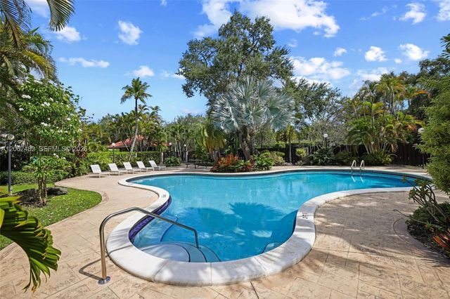 6886 N Kendall Dr D202, Pinecrest, FL 33156
