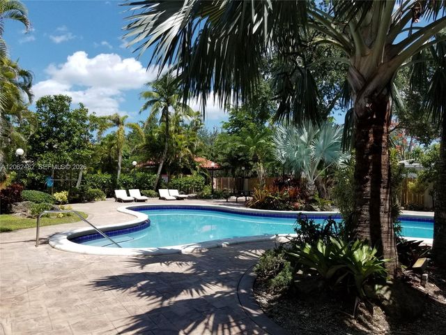 6886 N Kendall Dr D202, Pinecrest, FL 33156