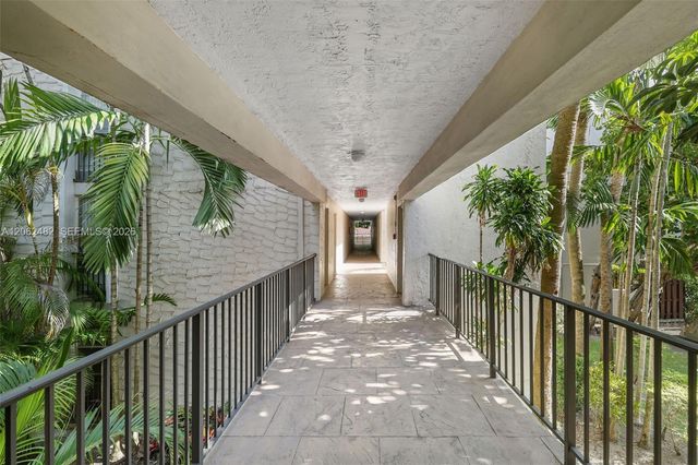 6886 N Kendall Dr D202, Pinecrest, FL 33156