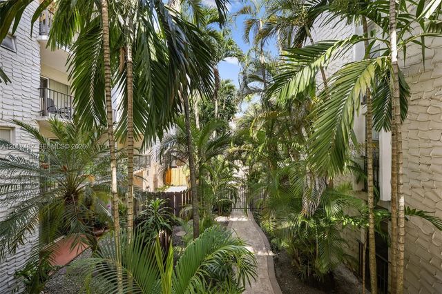 6886 N Kendall Dr D202, Pinecrest, FL 33156