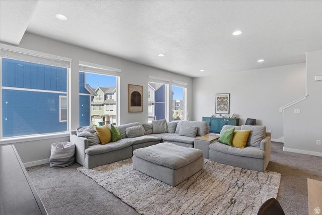 370 W KNIGHTS LN, Layton, UT 84041
