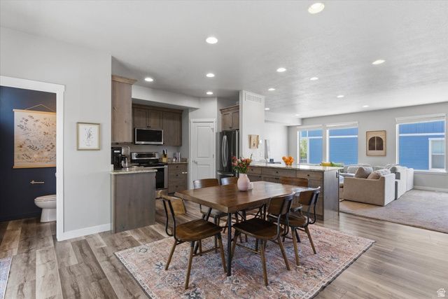 370 W KNIGHTS LN, Layton, UT 84041