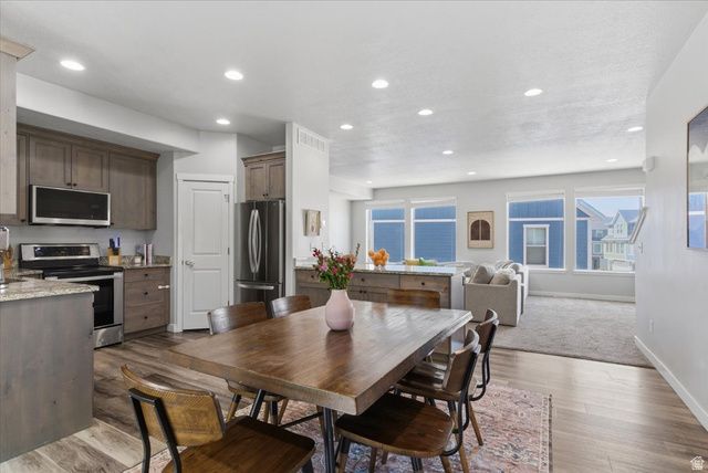 370 W KNIGHTS LN, Layton, UT 84041