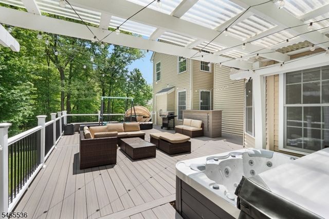 4 Sovereign Dr, Mount Olive Twp., NJ 07836