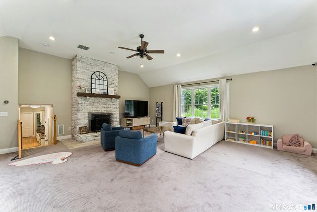 10 Pearl Street, Newtown, CT 06482