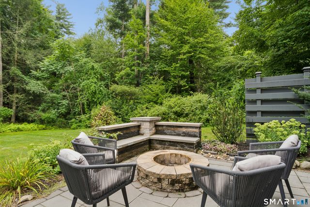 10 Pearl Street, Newtown, CT 06482