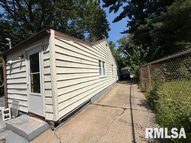 2204 E ADAMS Street, Springfield, IL 62703