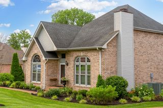 1003 Creekglen Ct, Hendersonville, TN 37075