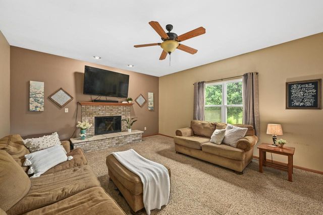 400 Cedar Bluffs COURT, Slinger, WI 53086