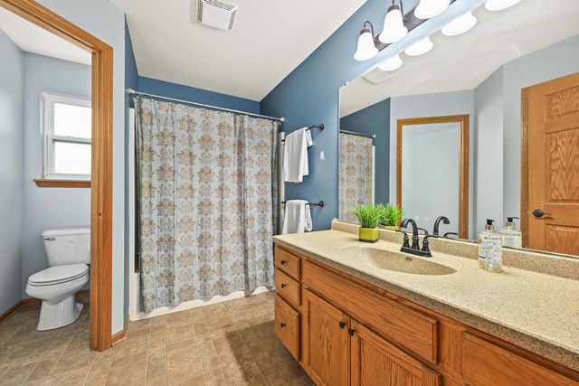 400 Cedar Bluffs COURT, Slinger, WI 53086