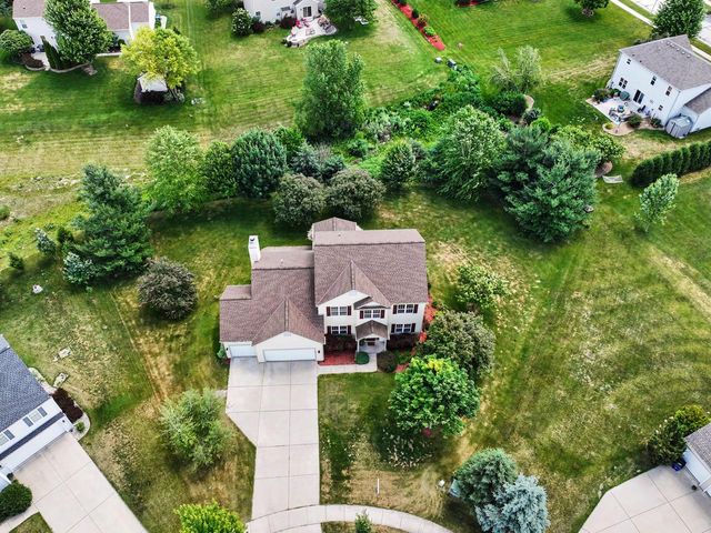 400 Cedar Bluffs COURT, Slinger, WI 53086