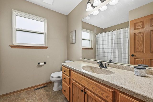 400 Cedar Bluffs COURT, Slinger, WI 53086
