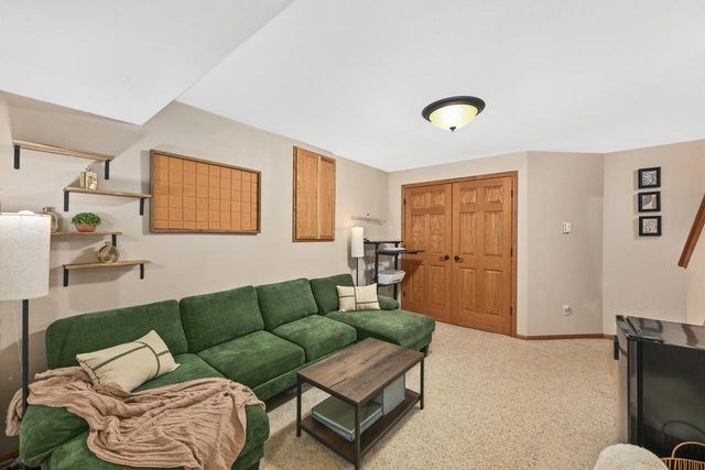400 Cedar Bluffs COURT, Slinger, WI 53086