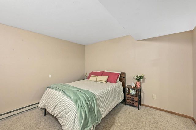 400 Cedar Bluffs COURT, Slinger, WI 53086