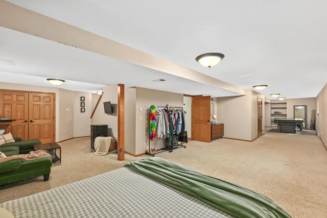 400 Cedar Bluffs COURT, Slinger, WI 53086