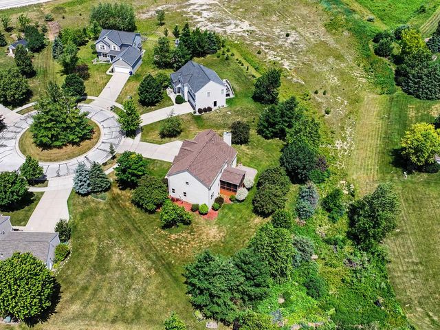 400 Cedar Bluffs COURT, Slinger, WI 53086