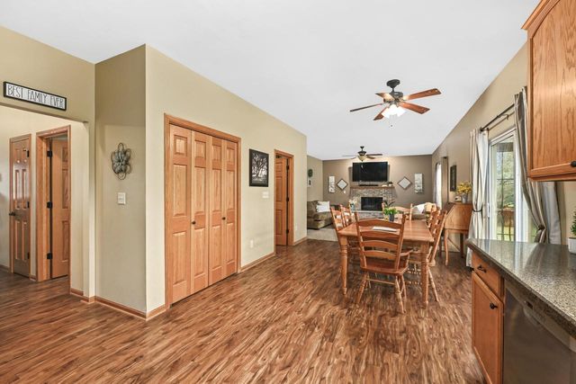 400 Cedar Bluffs COURT, Slinger, WI 53086