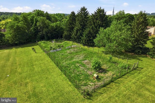 1113 LANDIS RD, East Greenville, PA 18041
