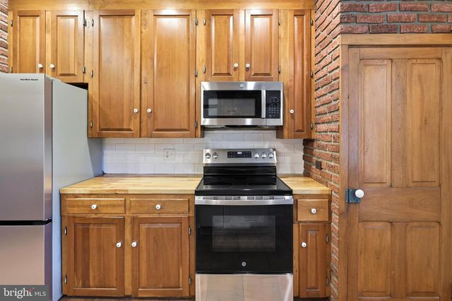 1113 LANDIS RD, East Greenville, PA 18041