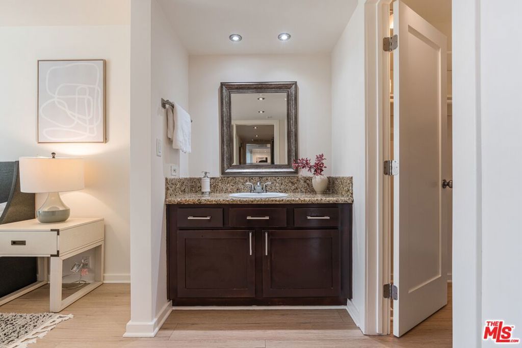 Image 10 of property listing at 10535 Wilshire Boulevard 701, Los Angeles, CA 90024