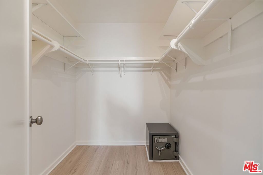 Image 12 of property listing at 10535 Wilshire Boulevard 701, Los Angeles, CA 90024