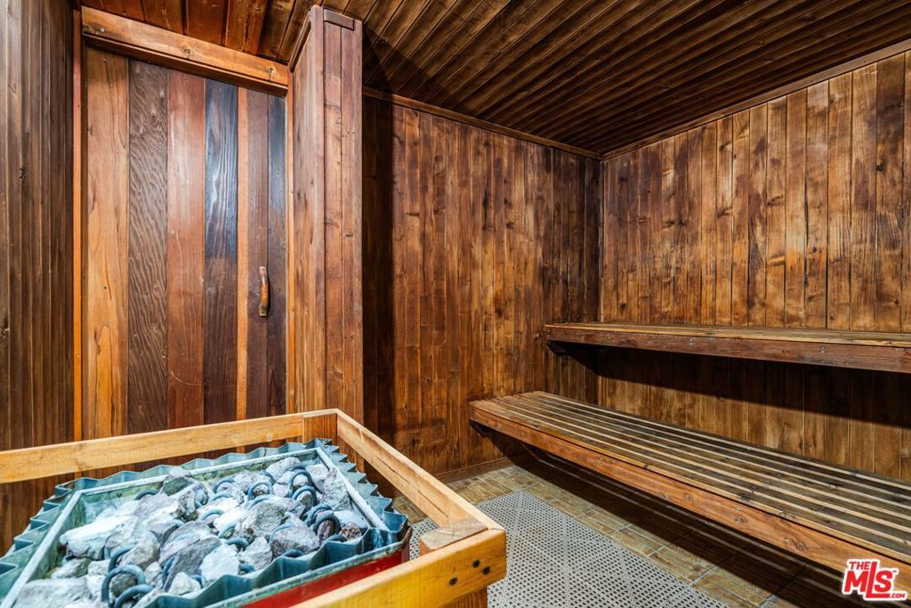 Image 21 of property listing at 10535 Wilshire Boulevard 701, Los Angeles, CA 90024