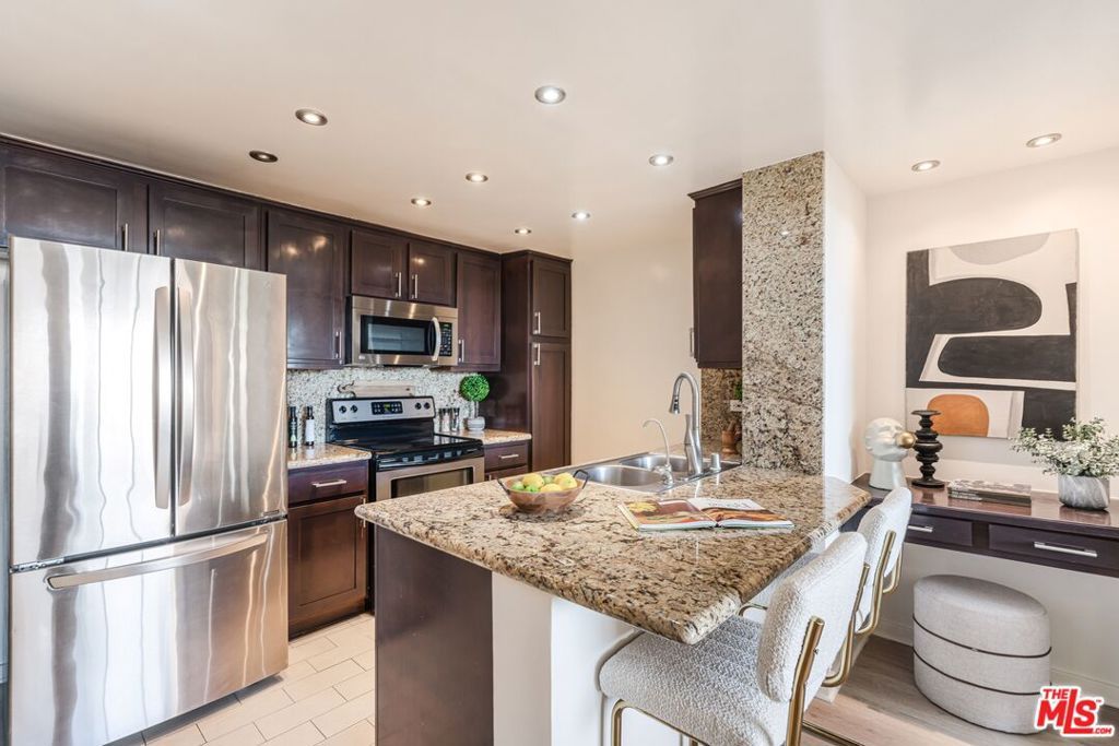 Image 5 of property listing at 10535 Wilshire Boulevard 701, Los Angeles, CA 90024