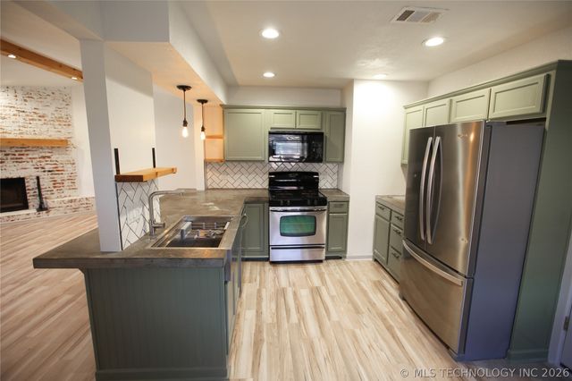 104 W Boston Street, Broken Arrow, OK 74012