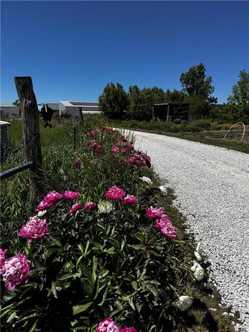 1564 N 450th Road, Baldwin City, KS 66006