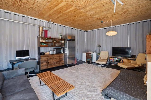 1564 N 450th Road, Baldwin City, KS 66006