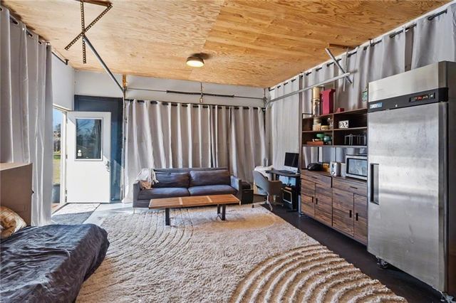 1564 N 450th Road, Baldwin City, KS 66006