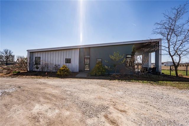 1564 N 450th Road, Baldwin City, KS 66006