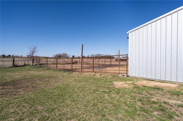 1564 N 450th Road, Baldwin City, KS 66006