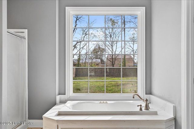 10206 Easum Rd, Louisville, KY 40299