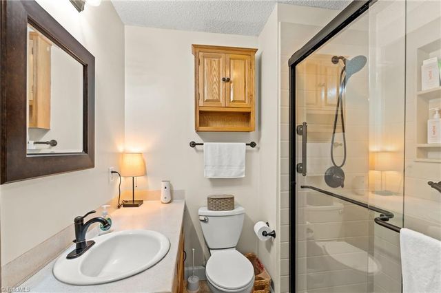 6 Oak Ridge Drive, Thomasville, NC 27360