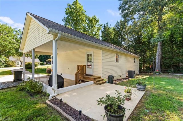 6 Oak Ridge Drive, Thomasville, NC 27360